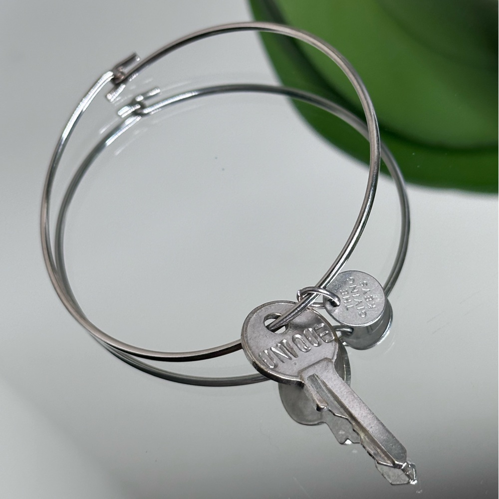 The Giving Keys “UNIQUE” Bangle, silver